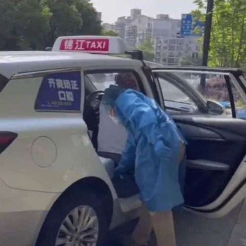 万里街道引入巡游出租汽车，居民就医出行更添便捷保障